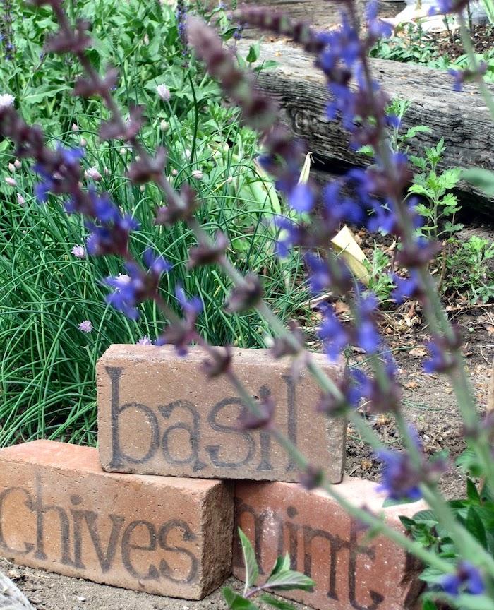 22 Способа повторно использовать старые кирпичи в саду